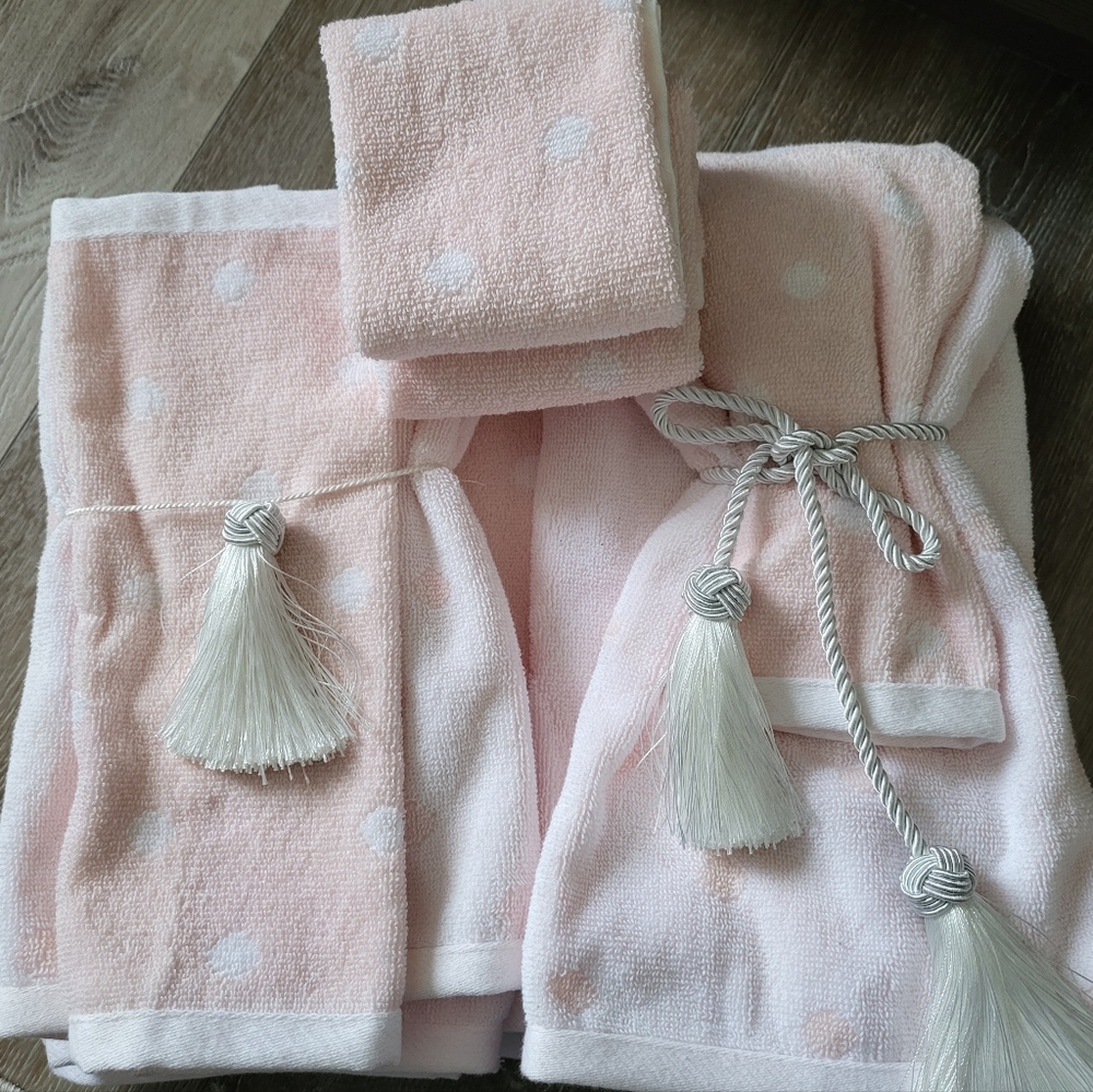 Kate Spade Reversible Pink And White Polka Dot Bath & Hand Towel & Wash Cloths